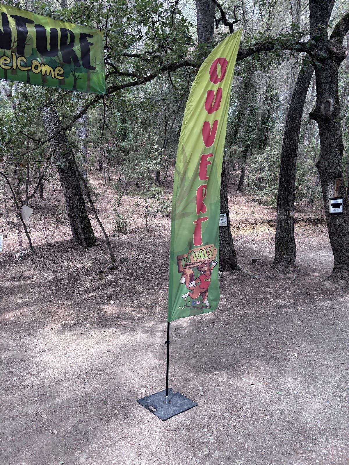 Fanion Ouvert à l'entrée du parc Flay'Forest